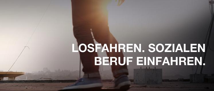 Ein Mann auf einem Skateboard, davor der Schriftzug 'Losfahren. Sozialen Beruf einfahren.'