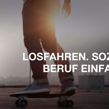 Ein Mann auf einem Skateboard, davor der Schriftzug 'Losfahren. Sozialen Beruf einfahren.'