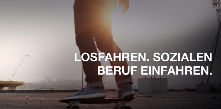 Ein Mann auf einem Skateboard, davor der Schriftzug 'Losfahren. Sozialen Beruf einfahren.'