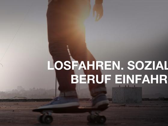 Ein Mann auf einem Skateboard, davor der Schriftzug 'Losfahren. Sozialen Beruf einfahren.'
