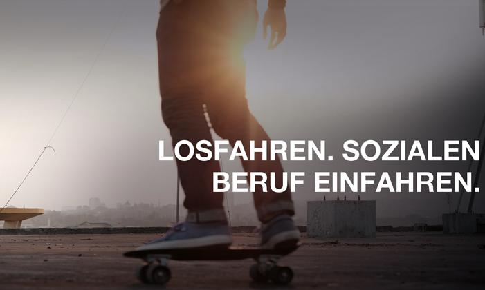 Ein Mann auf einem Skateboard, davor der Schriftzug 'Losfahren. Sozialen Beruf einfahren.'
