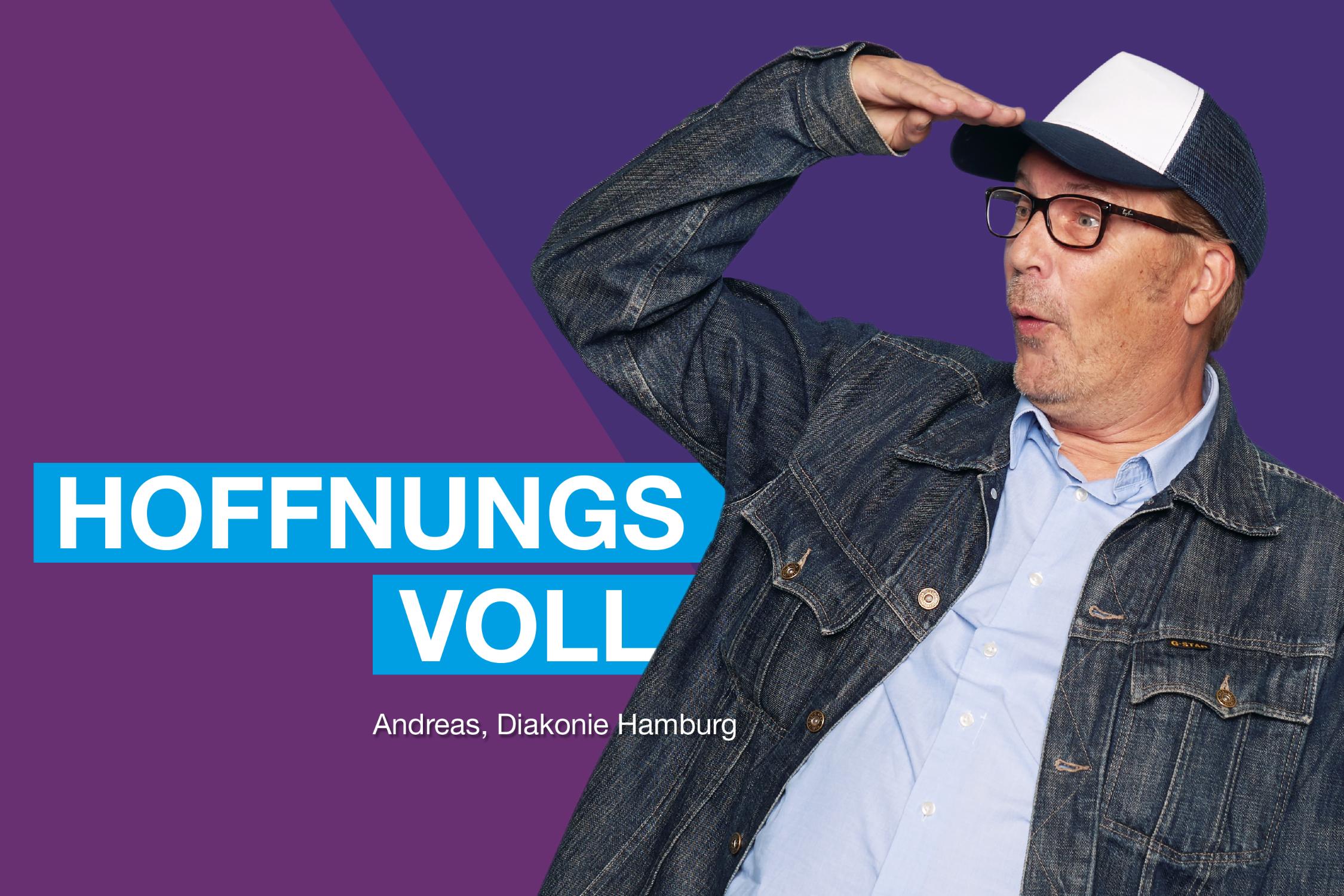 Person steht vor violettem Hintergrund, trägt ein hellblaues Hemd unter einer Jeansjacke und eine Kappe. Die rechte Hand ist über der Stirn angehoben, als würde etwas in der Ferne betrachtet. Text im Bild: „Hoffnungsvoll – Andreas, Diakonie Hamburg“.
