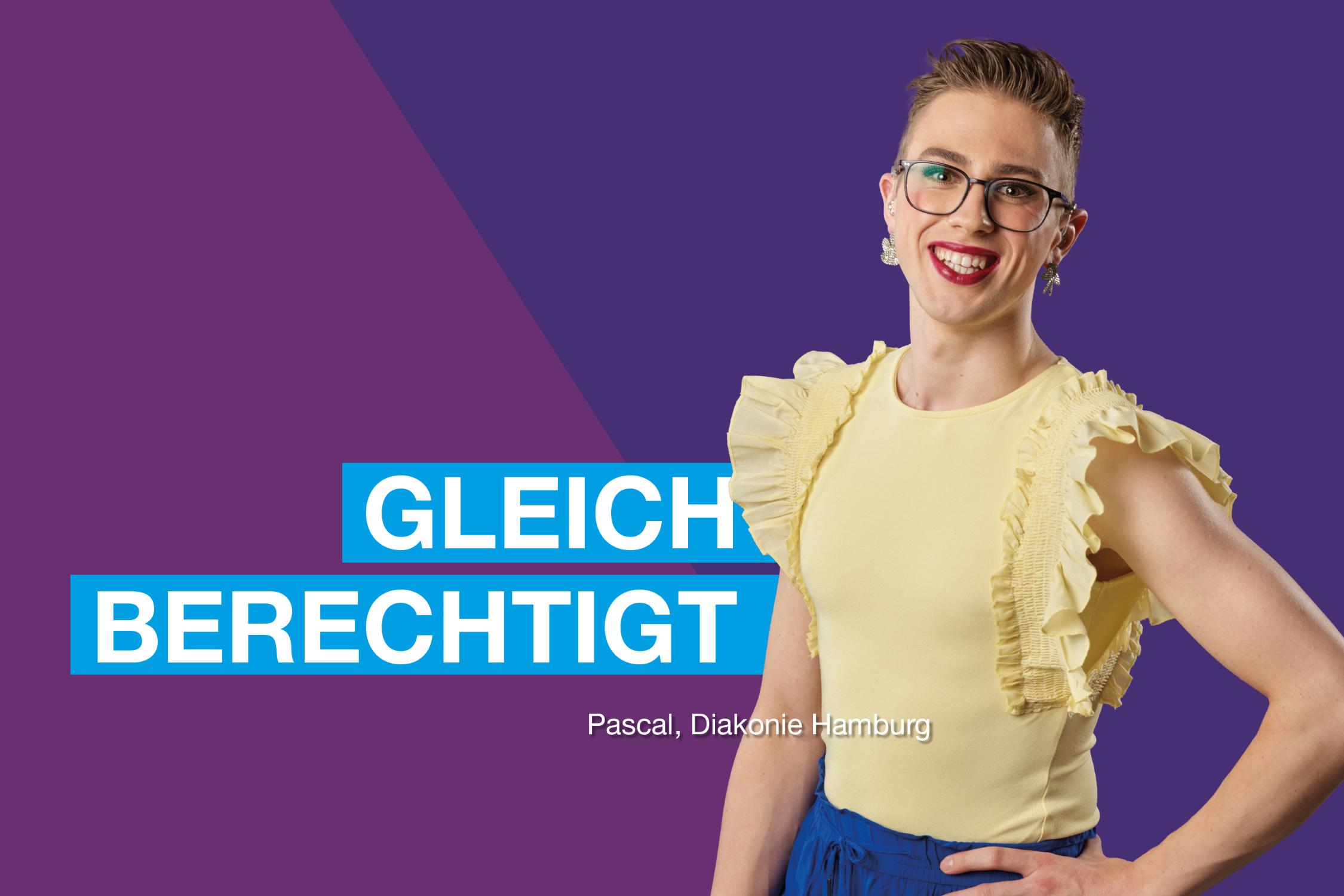 Person steht vor violettem Hintergrund, trägt ein ärmelloses gelbes Oberteil mit Rüschen und eine blaue Hose. Text im Bild: „Gleichberechtigt – Pascal, Diakonie Hamburg“.