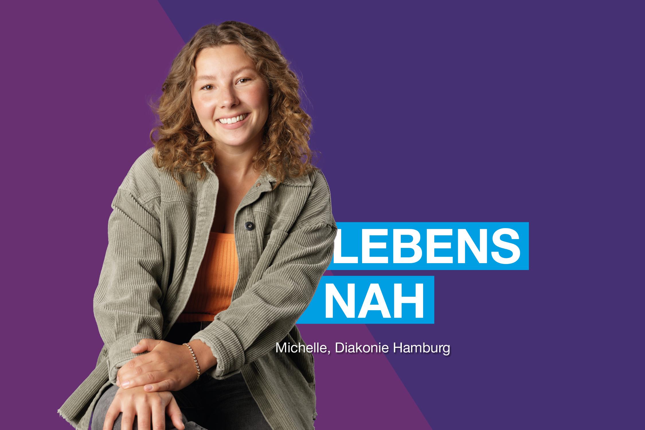 Person sitzt vor violettem Hintergrund, trägt ein orangefarbenes Oberteil unter einer offenen grauen Cordjacke. Text im Bild: „Lebensnah – Michelle, Diakonie Hamburg“.