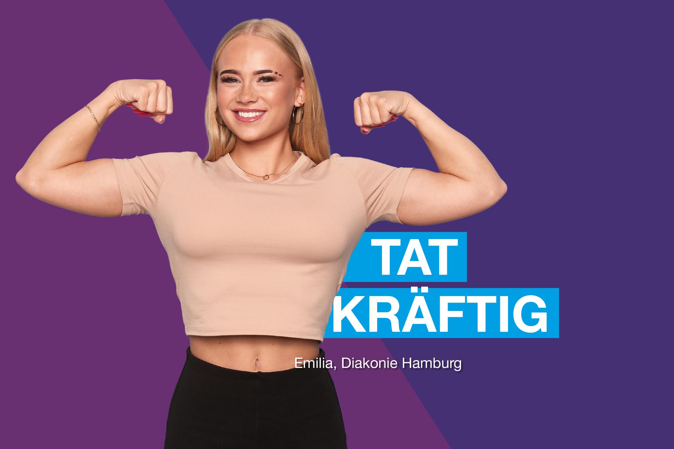 Person vor violettem Hintergrund hebt beide Arme und zeigt angewinkelte Muskeln. Beigefarbenes kurzes Oberteil. Text im Bild: „Tatkräftig – Emilia, Diakonie Hamburg“.