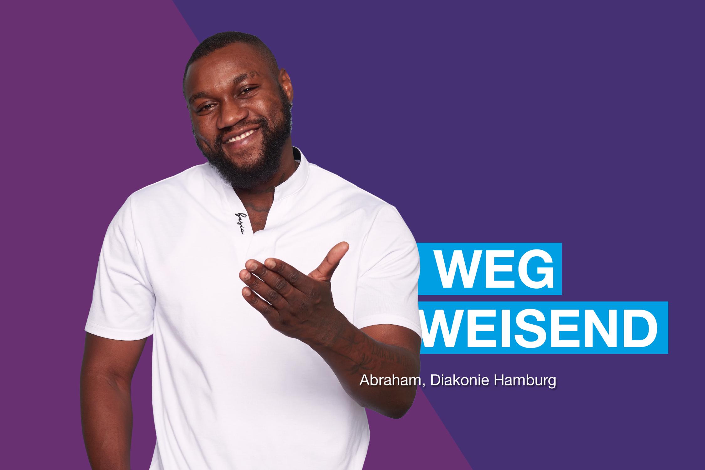 Person vor violettem Hintergrund trägt ein weißes Oberteil und hebt eine Hand leicht nach vorne. Text im Bild: „Wegweisend – Abraham, Diakonie Hamburg“.