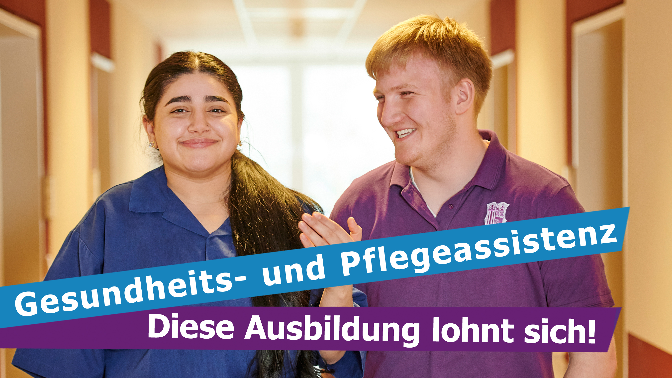 Zwei Personen stehen in einem Flur, beide tragen Arbeitskleidung. Text im Bild: „Gesundheits- und Pflegeassistenz – Diese Ausbildung lohnt sich!“.