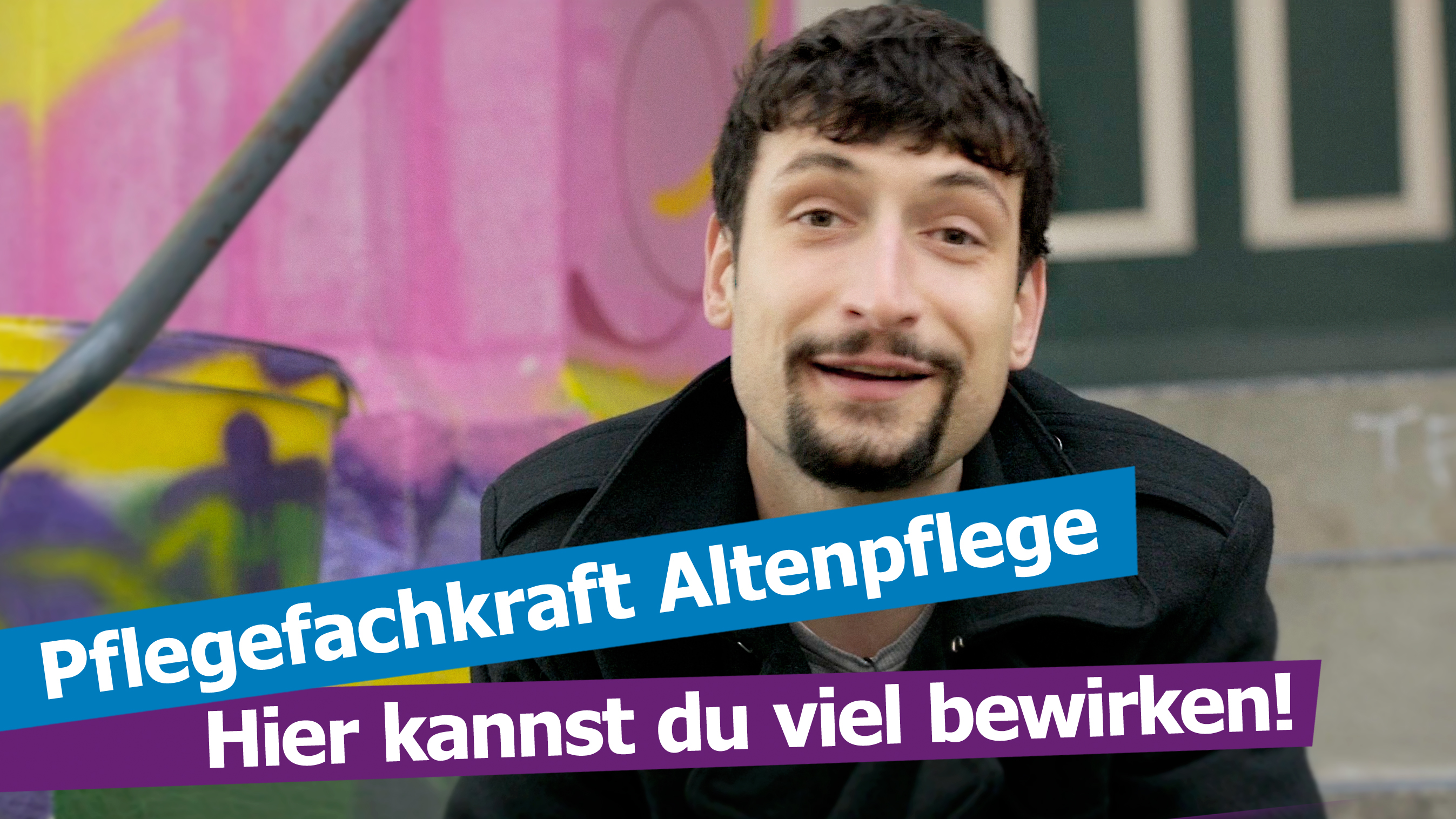 Person mit Bart sitzt vor einer bunt bemalten Wand. Text im Bild: „Pflegefachkraft Altenpflege – Hier kannst du viel bewirken!“.