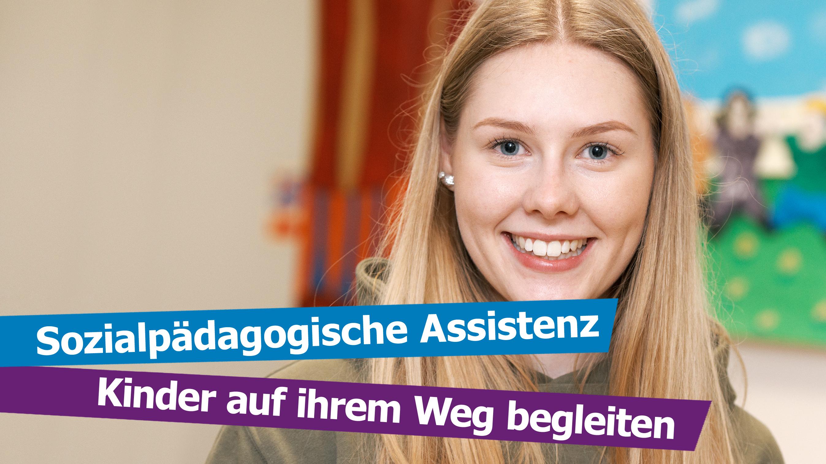 Person mit langen Haaren vor warmem Innenraum. Text im Bild: „Sozialpädagogische Assistenz – Kinder auf ihrem Weg begleiten“.