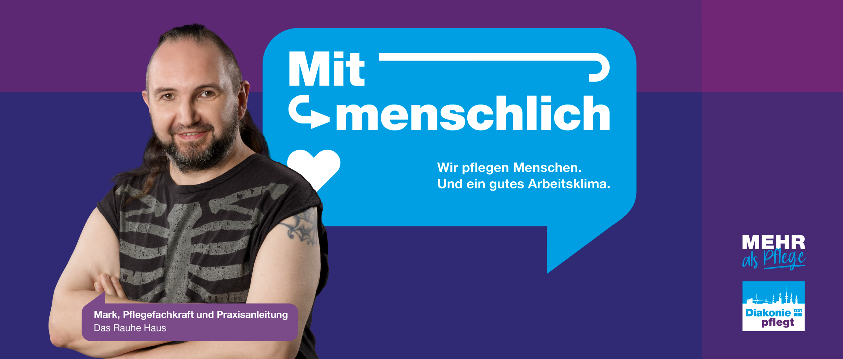 Person mit Metal-Shirt und verschränkten Armen vor violett-blauem Hintergrund mit Text 'Mitmenschlich. Wir pflegen Menschen und ein gutes Arbeitsklima.'