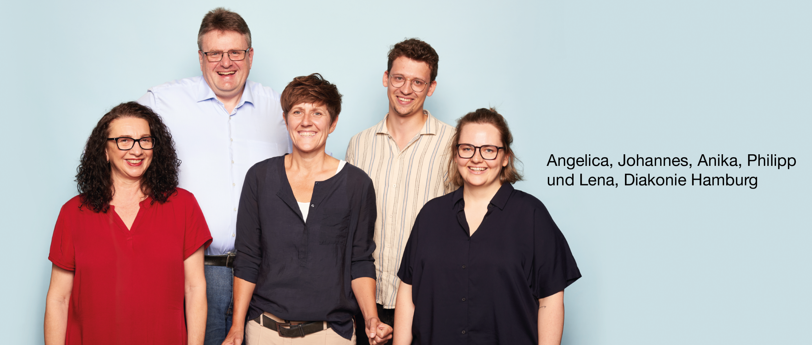 Fünf Menschen mit freundlichem Gesichtsausdruck stehen nebeneinander vor hellblauem Hintergrund. Text rechts: „Angelica, Johannes, Anika, Philipp und Lena, Diakonie Hamburg“.