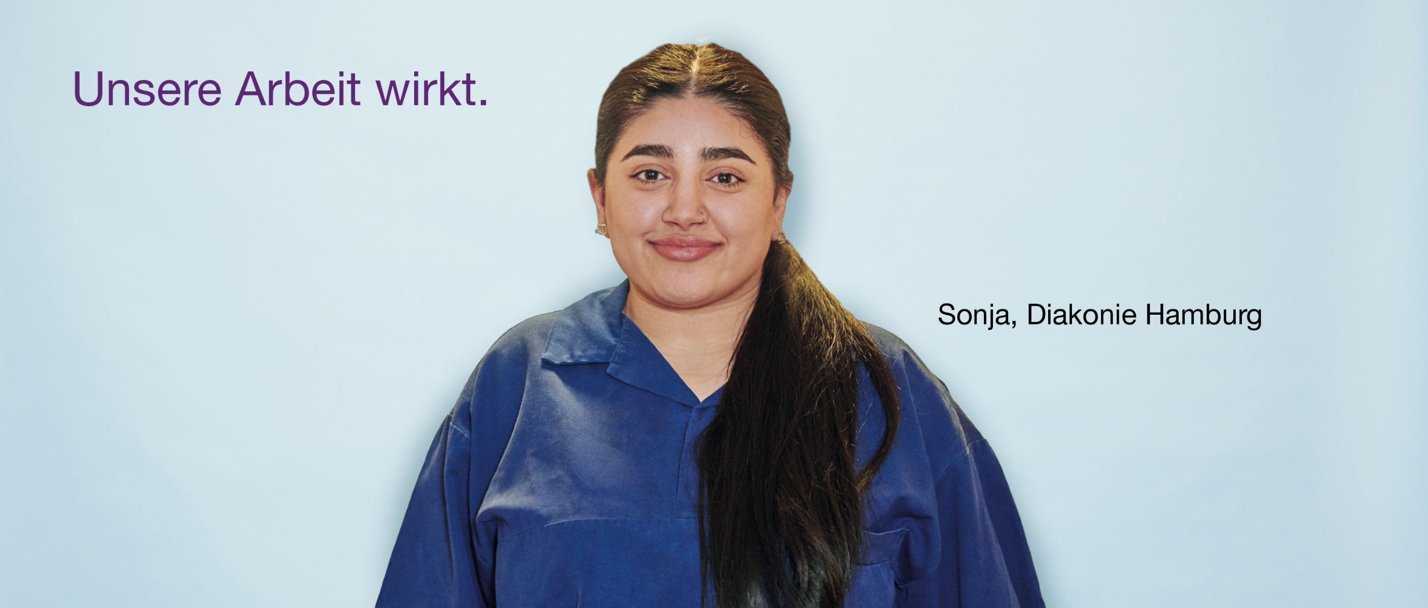 Person im blauen Hemd vor hellblauem Hintergrund. Oben links in lila Schrift: „Unsere Arbeit wirkt.“ in lila Schrift, unten rechts: „Sonja, Diakonie Hamburg“.
