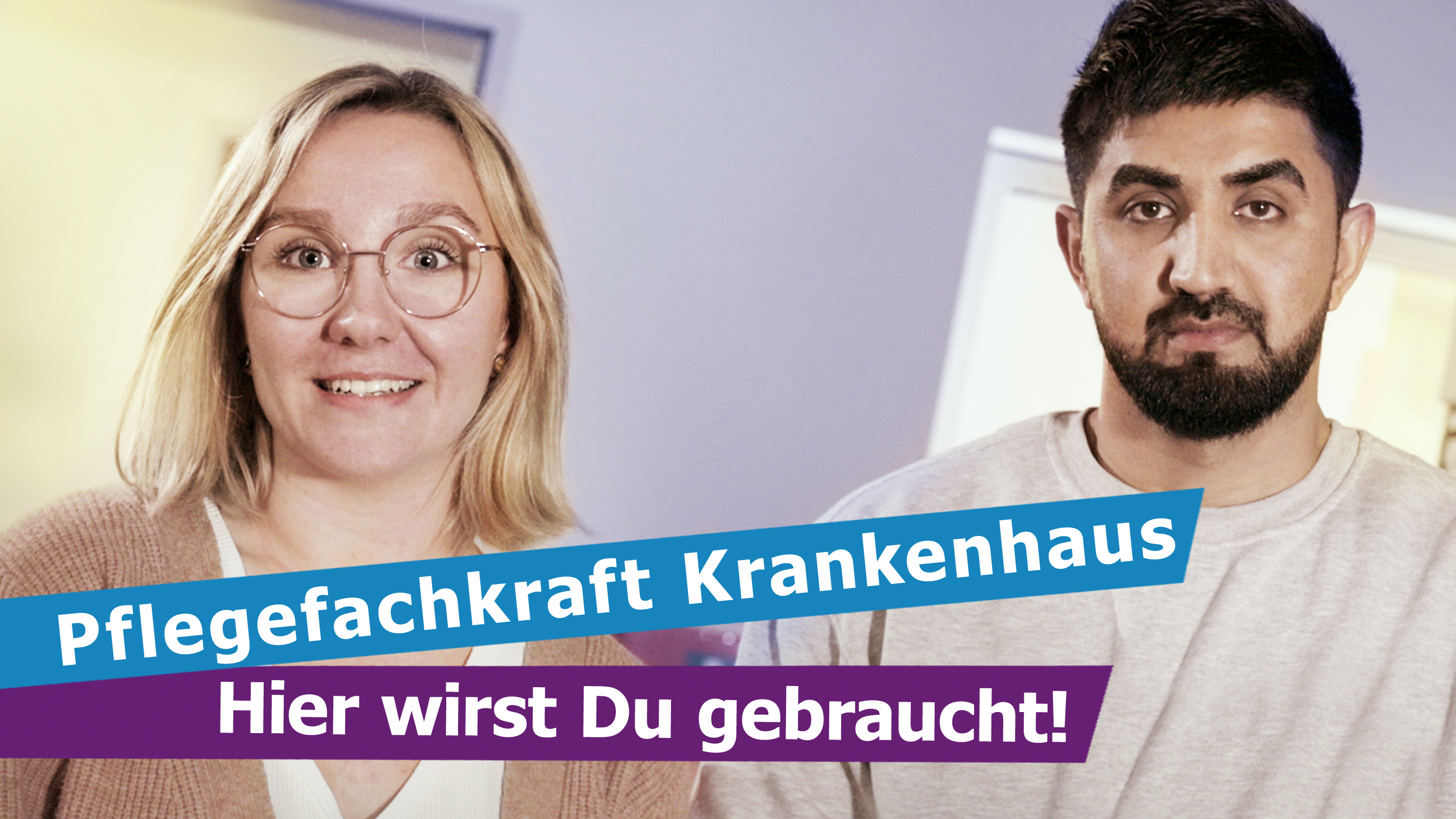 Zwei Personen stehen vor hellem Hintergrund. Text im Bild: „Pflegefachkraft Krankenhaus – Hier wirst Du gebraucht!“.
