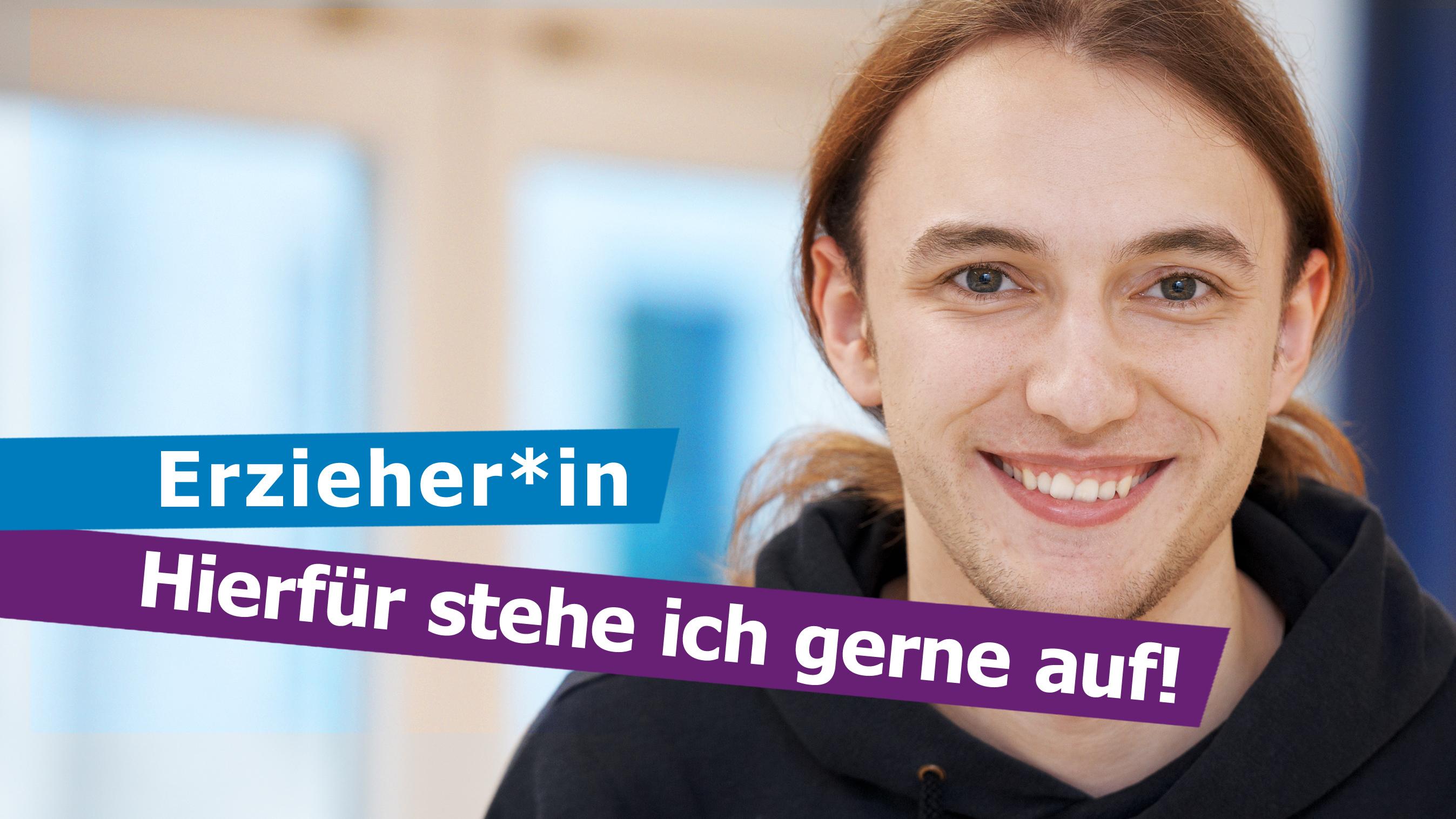 Person mit Zopf vor Fenster trägt dunkles Oberteil. Text im Bild: „Erzieher/in – Hierfür stehe ich gerne ein“.