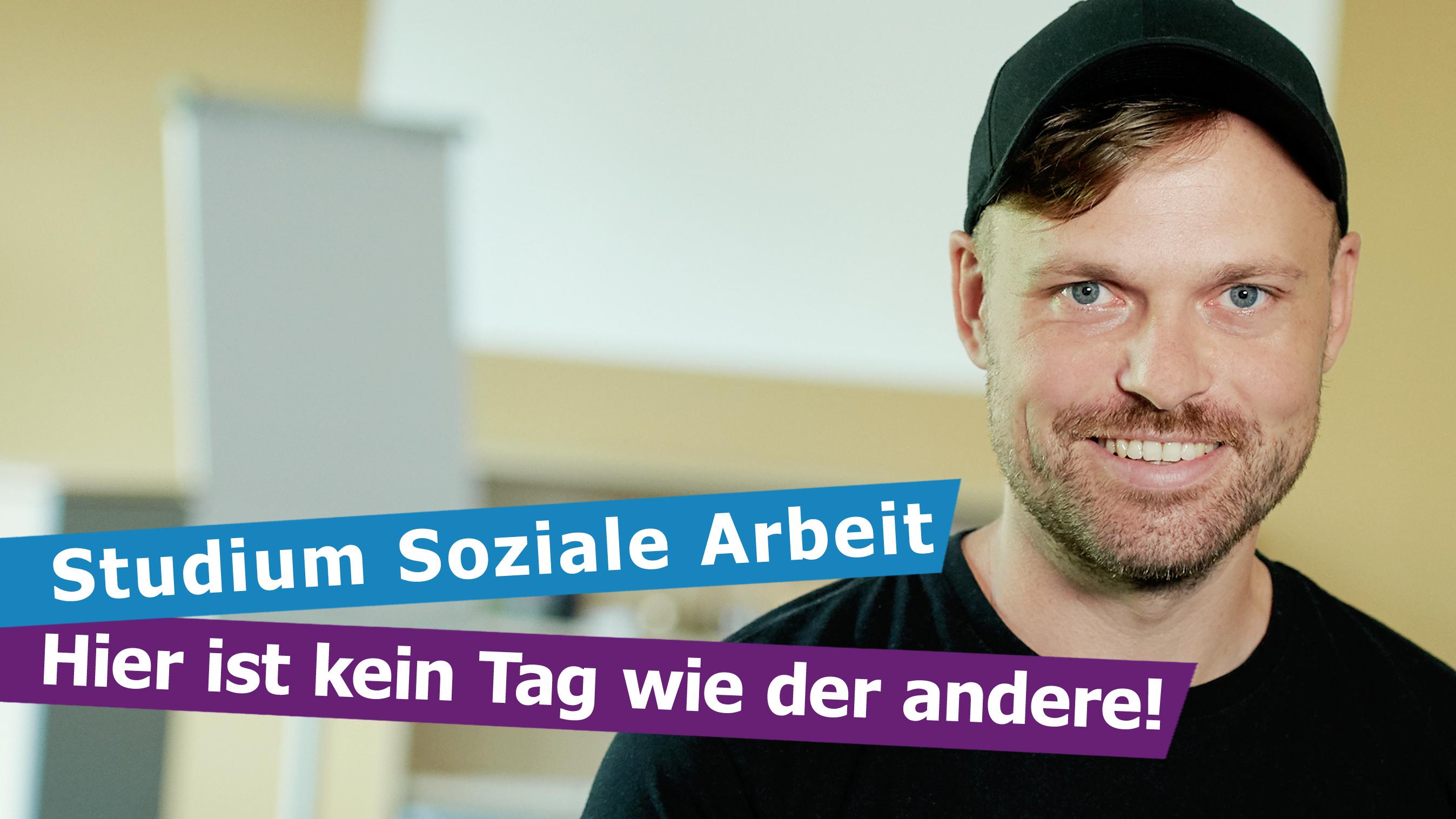 Person vor hellem Hintergrund mit sichtbarer Präsentationsfläche. Text im Bild: „Studium Soziale Arbeit – Hier ist kein Tag wie der andere!“.