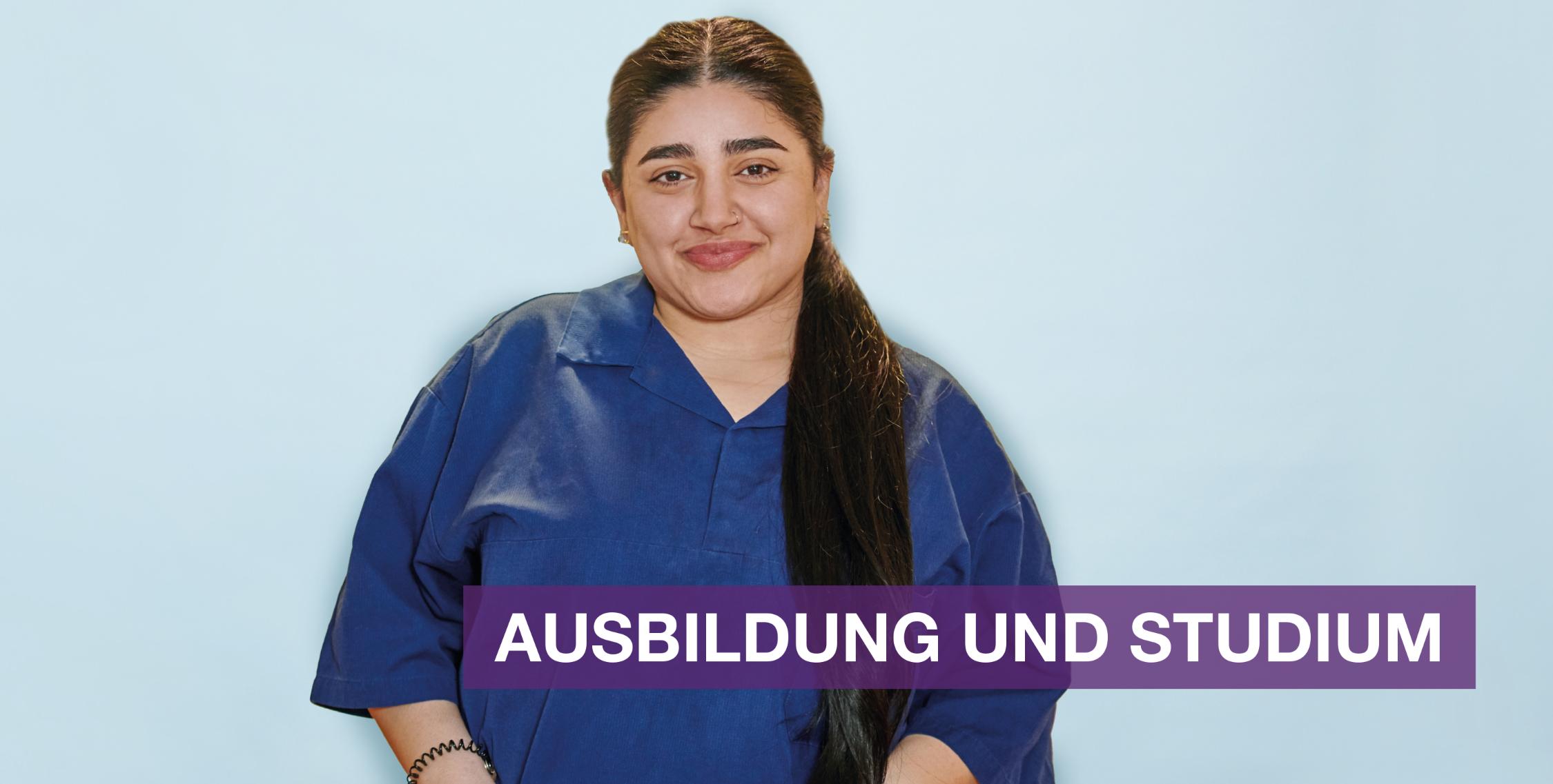 Person mit dunklem Zopf in blauer Arbeitskleidung steht entspannt vor hellblauem Hintergrund. Text: „Ausbildung und Studium bei der Diakonie Hamburg“.